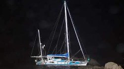 Yacht auf Riff bei Nacht